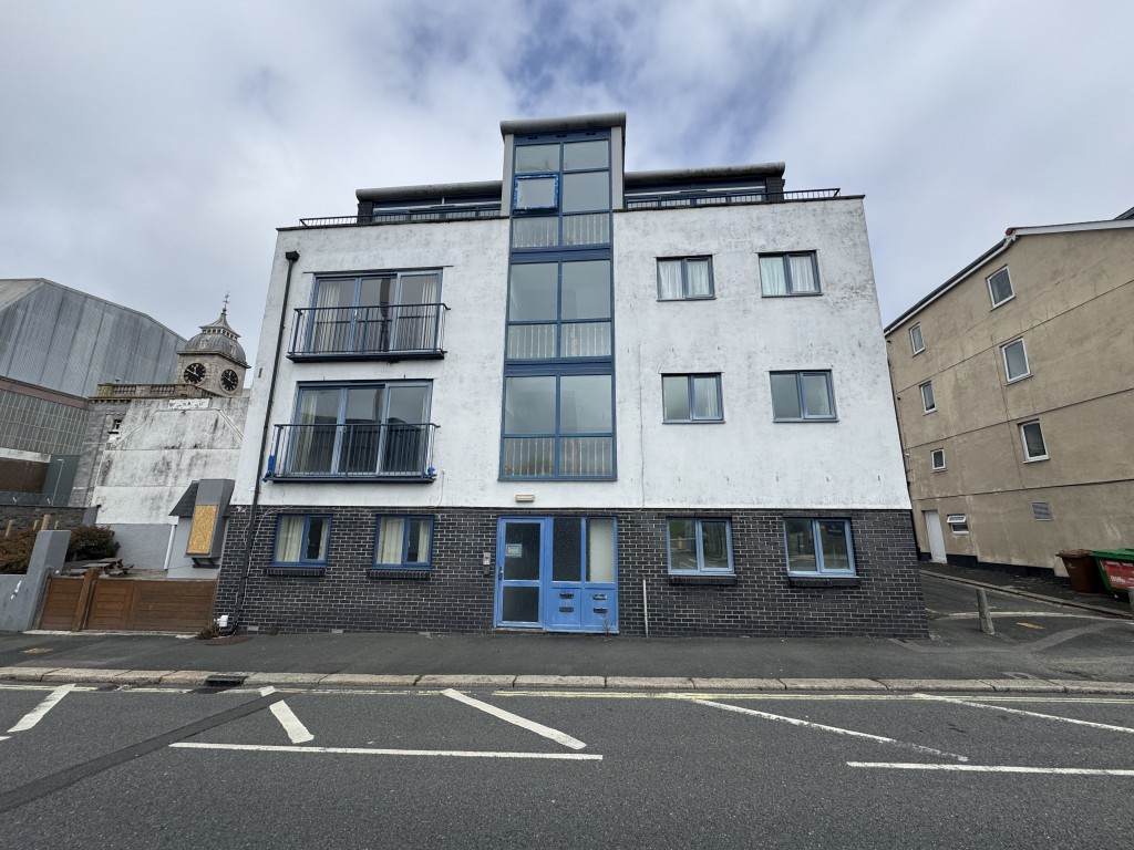 Lot: 58 - TWO-BEDROOM SECOND FLOOR FLAT FOR IMPROVEMENT - External view of the property